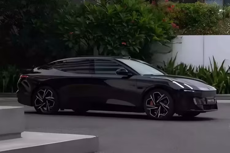 Các biến thể cao cấp hơn có pin 95 kWh, với các mẫu xe hàng đầu tự hào có phạm vi CLTC là 806 km. Chiếc Z10 hàng đầu, với thiết lập động cơ kép (310 kW, 416 mã lực phía sau và 270 kW, 362 mã lực phía trước), tăng tốc từ 0 đến 100 km/h chỉ trong 3,5 giây và có thể tăng thêm 573 km phạm vi chỉ trong 15 phút, nhờ hệ thống sạc nhanh 800V.