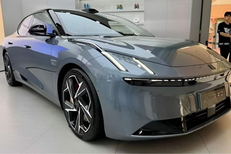 Cabin có bảng điều khiển kỹ thuật số hẹp 12,3:1, màn hình đa phương tiện nổi 15,4 inch nổi bật và vô lăng đa chức năng hai chấu. Sự thoải mái được ưu tiên, với ghế bọc da có chức năng sưởi ấm, thông gió và massage cho hành khách phía trước và phía sau.