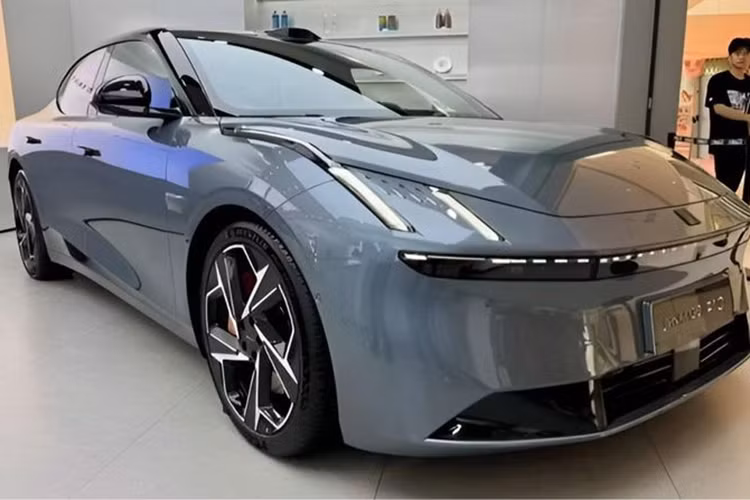 Cabin có bảng điều khiển kỹ thuật số hẹp 12,3:1, màn hình đa phương tiện nổi 15,4 inch nổi bật và vô lăng đa chức năng hai chấu. Sự thoải mái được ưu tiên, với ghế bọc da có chức năng sưởi ấm, thông gió và massage cho hành khách phía trước và phía sau.