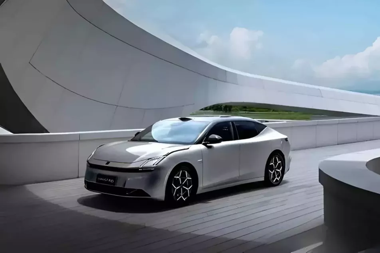 Thông tin ban đầu tiết lộ, sedan điện Lynk &amp; Co Z10 được cung cấp với năm phiên bản, nhưng chỉ có 1 bản lộ giá bán là từ 215.800 nhân dân tệ (30.100 đô la), tương đương 702 triệu đồng. Người mua sẽ được hưởng một gói sản phẩm trị giá hơn 28.000 nhân dân tệ (3.900 đô la) khi đặt hàng trong giai đoạn này.