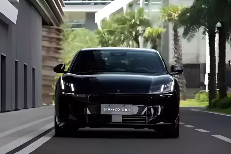 Gói sản phẩm bao gồm hệ thống âm thanh Harman Kardon 23 loa, ghế Nappa, phiếu mua hàng sạc và nhiều hơn nữa. Được xây dựng trên cùng nền tảng Sustainable Experience Architecture (SEA) như Zeekr 001, Lynk &amp; Co Z10 có cấu hình 400V và 800V.