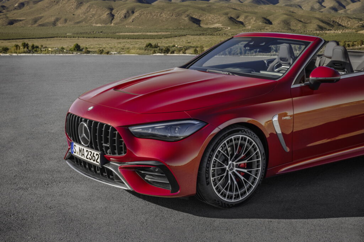 Xe sở hữu phần mui xe bằng vải có thể thu vào bằng điện với các tùy chọn mui màu đen, đỏ hoặc xám, đồng thời viền bao quanh nội thất xe cũng được nẹp chrom sang trọng hơn.