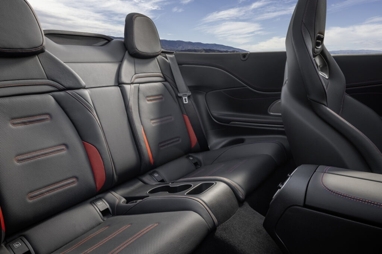 Mẫu xe có thể đóng mở mui trong vòng 20 giây và có thể đóng mở khi xe chạy ở tốc độ 60 km/h. Khi đóng mui, xe sẽ có dung tích khoang hành lý lên tới 385 lít và khi mở mui, dung tích khoang hành lý sẽ còn 295 lít.