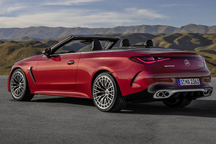 Xe có khả năng tăng tốc 0 – 100 km/h trong 4,4 giây nhưng có thể giảm xuống 4,2 giây khi sử dụng chức năng Race Start của Gói AMG Dynamic Plus tùy chọn. Tốc độ tối đa vẫn được giới hạn điện tử ở mức 250 km/h và có thể tùy chọn tăng lên 270 km/h.