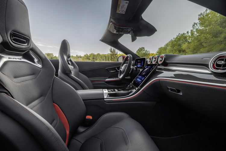 Ngoài ra, nếu khách hàng vẫn muốn nâng cấp chiếc xe của mình, họ có thể đặt hàng thêm các gói trang bị AMG Night và Carbon. Bên trong nội thất, xe vẫn được trang bị màn hình hiển thị kỹ thuật số 12,3 inch và hệ thống thông tin giải trí 11,9 inch với chức năng nghiêng điện giúp giảm phản xạ ánh sáng khi hạ mui.