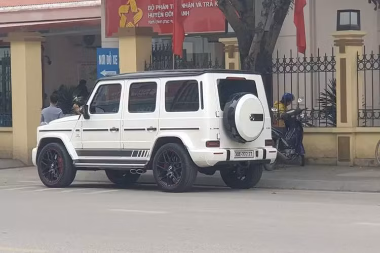 Còn lại, Mercedes-AMG G63 vẫn giữ nguyên bánh xe dự phòng ở ngay cửa sau với chất liệu bằng thép không gỉ mang nét đặc trưng của dòng xe Mercedes-Benz G-Class qua nhiều năm. Mercedes-AMG G63 Việt Nam chia thành 2 "trường phái" là chính hãng và nhập ngoài với một điểm khác biệt chính là ống xả.