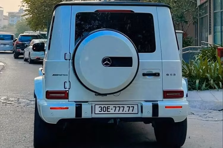 Điểm ấn tượng dễ nhận thấy nhất chính là sự lột xác ở phần đầu xe SUV hạng sang Mercedes-AMG G63, lưới tản nhiệt Panamericana rất thể thao bao gồm các thanh nan dạng đứng được mạ crôm hoặc sơn tối màu. Nắp capô cũng được làm mới trong khi 2 đèn xi-nhan đặt hai bên hông vẫn giữ nguyên.