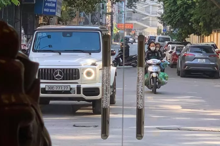 Sự thay đổi kế tiếp của Mercedes-AMG G63 thế hệ thứ hai (W463) nằm ở cản va trước, hốc gió trước. Hệ thống đèn chiếu sáng trên Mercedes-AMG G63 đã được nâng cấp lên dạng LED toàn phần và thiết kế lại hoàn toàn. Phía sau Mercedes-AMG G63 cũng có sự thay đổi, cụm đèn hậu được thiết kế lại gọn gàng hơn, cản sau trông vạm vỡ so với bản cũ.