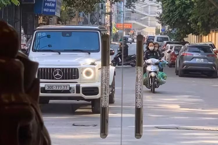 Sự thay đổi kế tiếp của Mercedes-AMG G63 thế hệ thứ hai (W463) nằm ở cản va trước, hốc gió trước. Hệ thống đèn chiếu sáng trên Mercedes-AMG G63 đã được nâng cấp lên dạng LED toàn phần và thiết kế lại hoàn toàn. Phía sau Mercedes-AMG G63 cũng có sự thay đổi, cụm đèn hậu được thiết kế lại gọn gàng hơn, cản sau trông vạm vỡ so với bản cũ.