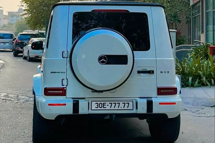 Điểm ấn tượng dễ nhận thấy nhất chính là sự lột xác ở phần đầu xe SUV hạng sang Mercedes-AMG G63, lưới tản nhiệt Panamericana rất thể thao bao gồm các thanh nan dạng đứng được mạ crôm hoặc sơn tối màu. Nắp capô cũng được làm mới trong khi 2 đèn xi-nhan đặt hai bên hông vẫn giữ nguyên.