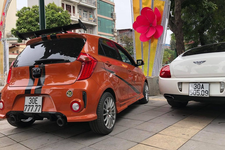 Thậm chí các con số đẹp như 6,8,9 mang ý lộc, tài và thọ khi đi cùng 7 đều xấu như 78 là thất bát, 76 là mất lộc và 79 ngoài nghĩa thần tài lớn còn là thất thọ. Ngoài ra, số 7 còn trùng với tháng 7 âm lịch, là tháng mà người Việt Nam quá quen thuộc với cái tên "tháng cô hồn", kiêng kỵ và công việc làm ăn rất chán.