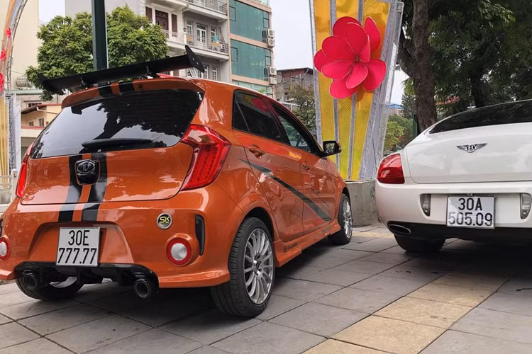 Thậm chí các con số đẹp như 6,8,9 mang ý lộc, tài và thọ khi đi cùng 7 đều xấu như 78 là thất bát, 76 là mất lộc và 79 ngoài nghĩa thần tài lớn còn là thất thọ. Ngoài ra, số 7 còn trùng với tháng 7 âm lịch, là tháng mà người Việt Nam quá quen thuộc với cái tên "tháng cô hồn", kiêng kỵ và công việc làm ăn rất chán.