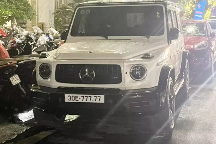 Nhờ hệ thống treo độc lập phía trước và hệ thống treo liên kết 5 điểm phía sau, Mercedes-AMG G63 có khả năng off-road tốt hơn so với phiên bản trước đó. Người lái còn có thể sử dụng chức năng Dynamic Select ở cụm điều khiển để tùy chọn chế độ lái Slippery, Comfort, Sport, Sport+ hoặc tự thiết lập chế độ lái Individual.