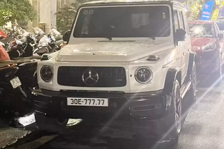Nhờ hệ thống treo độc lập phía trước và hệ thống treo liên kết 5 điểm phía sau, Mercedes-AMG G63 có khả năng off-road tốt hơn so với phiên bản trước đó. Người lái còn có thể sử dụng chức năng Dynamic Select ở cụm điều khiển để tùy chọn chế độ lái Slippery, Comfort, Sport, Sport+ hoặc tự thiết lập chế độ lái Individual.