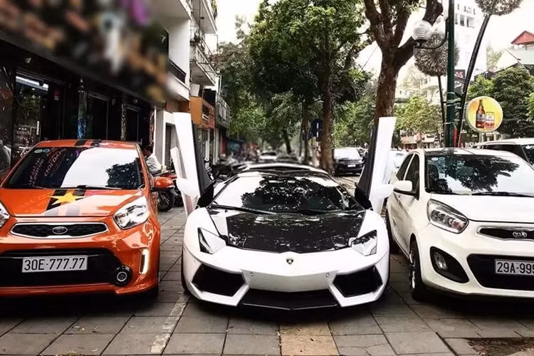 Để tạo sự khác biệt so với hàng trăm xe Mercedes-AMG G63 "vạn người mê", mới đây một đại gia Hà Nội đã quyết định định danh siêu biển 30E-777.77 cho Mercedes-AMG G63 hơn 10 tỷ đồng của mình, màn chơi biển này rất hợp lý. 