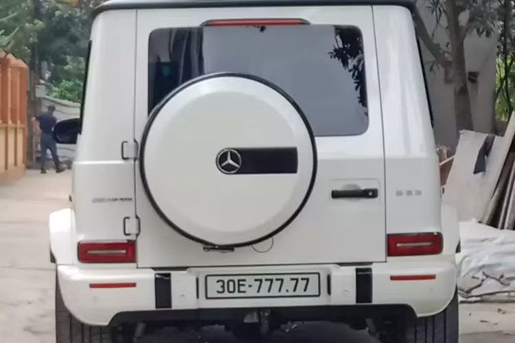 Mercedes-AMG G63 được trang bị khối động cơ xăng V8, tăng áp kép, dung tích 4.0 lít, sản sinh công suất tối đa 577 mã lực và mô-men xoắn cực đại 850 Nm. Sức mạnh được truyền tới cả 4 bánh thông qua hộp số tự động AMG Speedshift Plus 9 cấp, giúp Mercedes-AMG G63 có thể tăng tốc từ vị trí xuất phát lên 100 km/h trong 4,5 giây trước khi đạt vận tốc tối đa 220 km/h.
