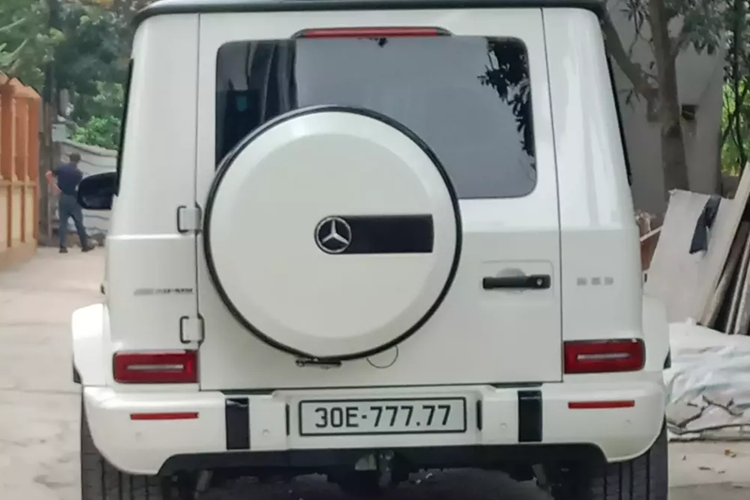 Mercedes-AMG G63 được trang bị khối động cơ xăng V8, tăng áp kép, dung tích 4.0 lít, sản sinh công suất tối đa 577 mã lực và mô-men xoắn cực đại 850 Nm. Sức mạnh được truyền tới cả 4 bánh thông qua hộp số tự động AMG Speedshift Plus 9 cấp, giúp Mercedes-AMG G63 có thể tăng tốc từ vị trí xuất phát lên 100 km/h trong 4,5 giây trước khi đạt vận tốc tối đa 220 km/h.