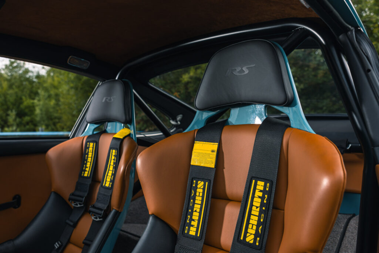 Các tùy chọn khác bao gồm hệ thống giảm chấn thích ứng cho thiết lập hệ thống treo có các thanh đòn phía trước đặt riêng dựa trên tay đòn dưới của 911 GT3 hiện đại và đạt tiêu chuẩn với lò xo Eibach và thanh chống lật có thể điều chỉnh.