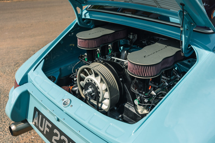 Khách hàng cũng có thể lựa chọn trang bị phanh gốm carbon và bộ lốp Michelin Cup 2. Thornley Kelham chỉ đang chế tạo 25 chiếc RS 911 này trước khi chuyển sang những dòng xe độc đáo hơn như Lancia Aurelia.