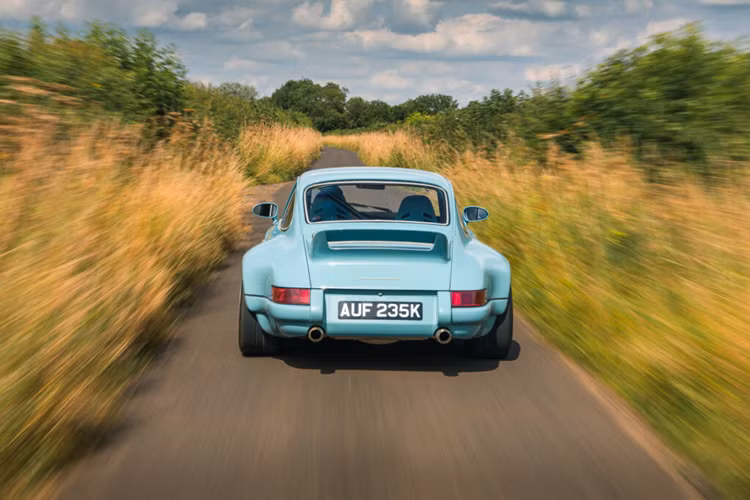 Ý tưởng phục chế chiếc 911 này xuất phát từ một dự án đặt riêng từ một kiến trúc sư, người trước đây đã mua một chiếc Aston Martin DB4 và quay lại với yêu cầu chế tạo cho anh ta chiếc 911 tốt nhất.