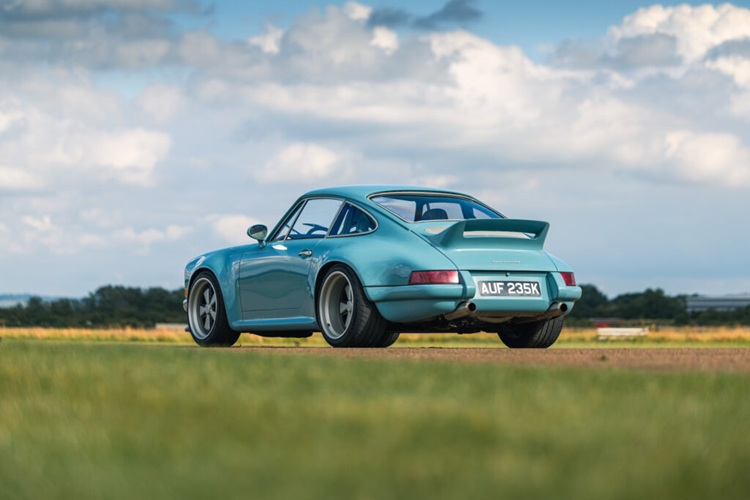 Người chủ sở hữu này cũng có một chiếc 997 GT3 RS 4.0 và muốn một chiếc Porsche cũ hơn có chút hương vị RS thể thao. Chiếc xe đó mất bốn năm để hoàn thành nhưng giờ đây, những triệu phú khác cũng hoàn toàn có thể dễ dàng lựa chọn những chiếc xe tương tự thông qua dự án phục chế lần này.