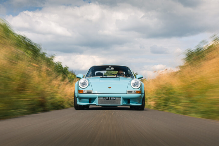 Vô lăng Momo Prototipo, hệ thống kiểm soát khí hậu trọng lượng nhẹ và một bộ đồng hồ đo trông giống như nguyên bản của Porsche nhưng được chế tác lại hiện đại hơn và được thiết kế để phù hợp với hệ thống điện mới.