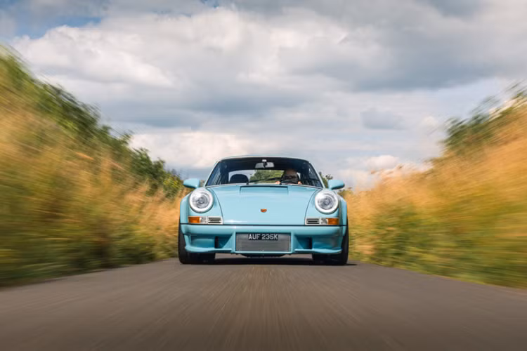 Vô lăng Momo Prototipo, hệ thống kiểm soát khí hậu trọng lượng nhẹ và một bộ đồng hồ đo trông giống như nguyên bản của Porsche nhưng được chế tác lại hiện đại hơn và được thiết kế để phù hợp với hệ thống điện mới.