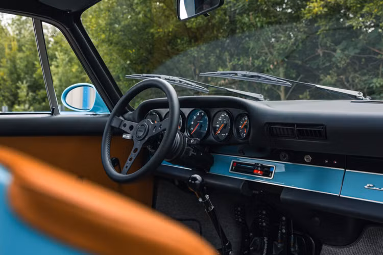 Tốc độ đó đạt 8.000 vòng/phút và tạo ra công suất 385 mã lực và mô-men xoắn 393 Nm. Ngoài ra, khách hàng còn có thể lựa chọn trang bị động cơ 4,0 lít 24 van mô-men xoắn, tạo ra công suất 400 mã lực hoặc người dùng có thể đi theo hướng khác và chọn động cơ 3,8 lít 10.000 vòng/phút.