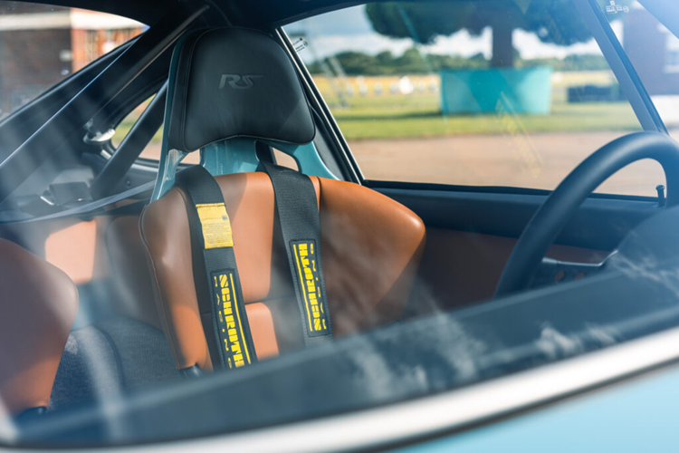 Tất cả các động cơ đều dẫn động bánh sau thông qua hộp số sàn 6 cấp với cần số tùy chỉnh được chế tác lại.