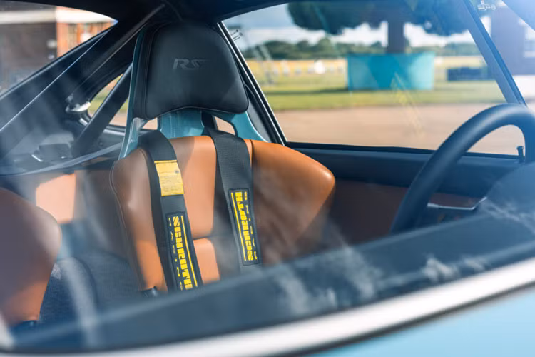 Tất cả các động cơ đều dẫn động bánh sau thông qua hộp số sàn 6 cấp với cần số tùy chỉnh được chế tác lại.