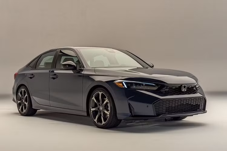 Dự kiến, xe sẽ ra mắt thị trường Việt vào tháng 9 tới. Hiện nhà máy Honda Việt Nam đã không còn nhập Civic bản hiện tại để bán. Theo thông tin từ đại lý, Honda Civic 2025 mới sẽ được nhập khẩu nguyên chiếc từ Thái Lan với 3 phiên bản. 