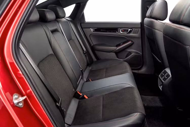 Xe có thể tăng tốc từ 0-100 km/h trong 7,9 giây và có mức tiêu thụ nhiên liệu là 4 lít/100 km, vô cùng tiết kiệm so với RS xăng là 6,3 lít/100 km. Ngoài bổ sung hệ truyền động mới, Honda Civic 2025 cũng có một số tinh chỉnh ở ngoại thất. Theo đó, lưới tản nhiệt của xe không còn được thiết kế nối liền với cụm đèn nữa.