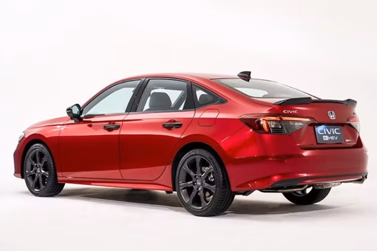 Ngoài ra, xe còn sở hữu ghế ngồi bọc da cao cấp, cổng USB-C, đế sạc không dây và dàn âm thanh nổi 12 loa. Hệ thống công nghệ an toàn được bổ sung tính năng mới là giám sát điểm mù và cảnh báo phương tiện cắt ngang phía sau.