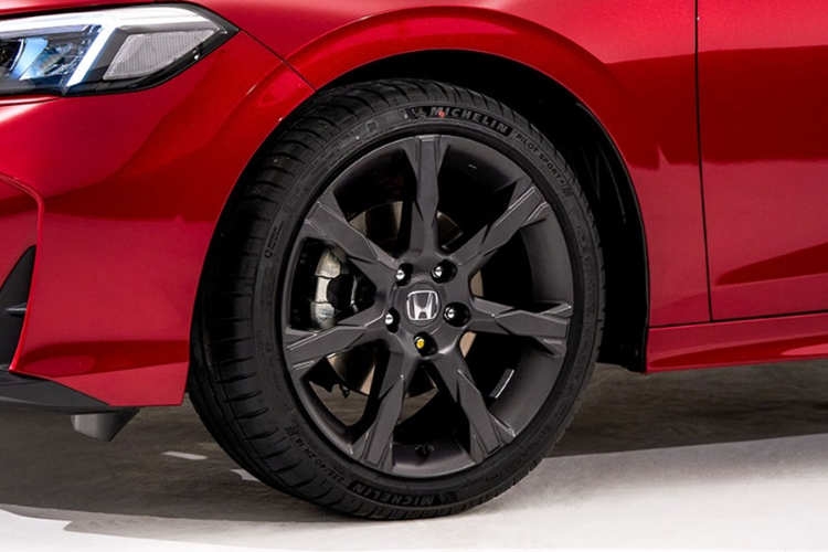 Động cơ điện cho công suất 181 mã lực, mô-men xoắn 315 Nm. Trong khi đó, động cơ xăng là loại hút khí tự nhiên, 4 xi-lanh, dung tích 2.0L cho công suất 141 mã lực, mô-men xoắn 189 Nm. Xe dùng hệ dẫn động cầu trước và hộp số vô cấp điện tử E-CVT.