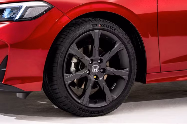 Động cơ điện cho công suất 181 mã lực, mô-men xoắn 315 Nm. Trong khi đó, động cơ xăng là loại hút khí tự nhiên, 4 xi-lanh, dung tích 2.0L cho công suất 141 mã lực, mô-men xoắn 189 Nm. Xe dùng hệ dẫn động cầu trước và hộp số vô cấp điện tử E-CVT.