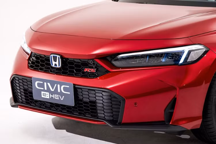 Cung cấp sức mạnh cho Honda Civic 2025 tại Việt Nam có thể là 2 tùy chọn động cơ. Thứ nhất là động cơ 1.5L tăng áp cho công suất 178 mã lực và mô-men xoắn 240 Nm. Động cơ kết hợp với hộp số CVT. Thứ hai là bản cao cấp được trang bị hệ truyền động hybrid với sự kết hợp của động cơ điện và động cơ xăng.