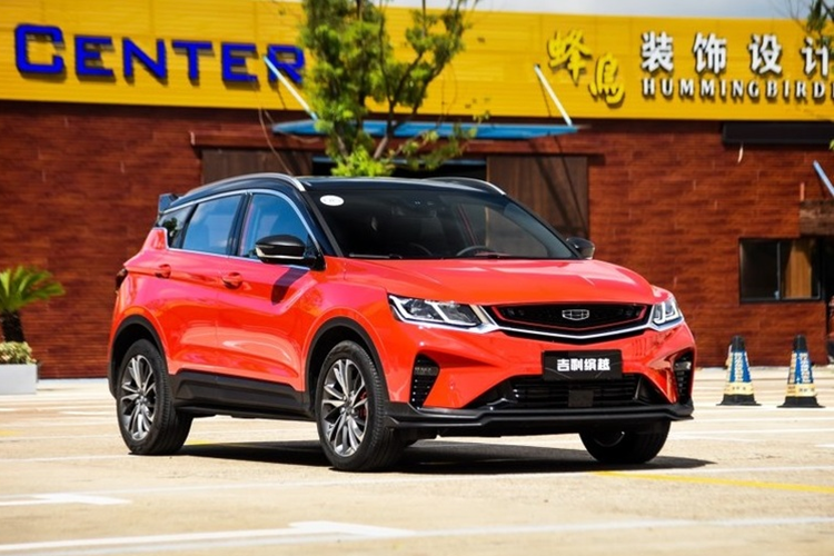 Proton X50 được định vị thuộc phân khúc CUV cỡ B với kích thước dài x rộng x cao lần lượt là 4.330 x 1.800 mm x 1.609 mm, đi kèm chiều dài cơ sở 2.600 mm. Như vậy, mẫu xe tới từ Malaysia này sẽ là đối thủ cạnh tranh của Kia Seltos, Honda HR-V và Hyundai Creta.
