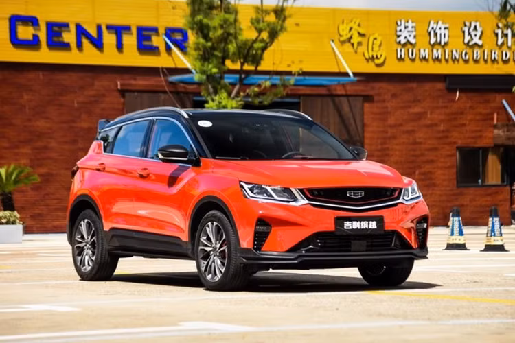 Proton X50 được định vị thuộc phân khúc CUV cỡ B với kích thước dài x rộng x cao lần lượt là 4.330 x 1.800 mm x 1.609 mm, đi kèm chiều dài cơ sở 2.600 mm. Như vậy, mẫu xe tới từ Malaysia này sẽ là đối thủ cạnh tranh của Kia Seltos, Honda HR-V và Hyundai Creta.