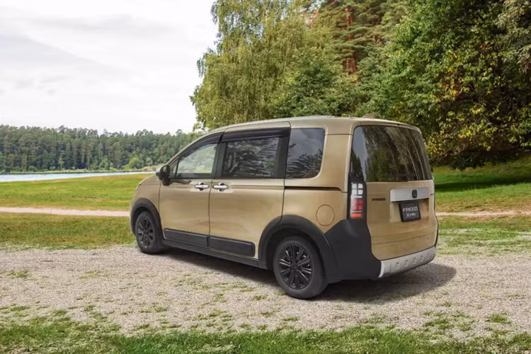 Xe cũng được trang bị bộ mâm hợp kim sơn đen, ốp gương phù hợp và tấm chắn gió mới kết hợp với cánh lướt gió phía sau tăng thêm nét tinh tế thể thao. Danh mục chi tiết các bộ phận Mugen dành cho Honda Freed sẽ sớm được công bố cùng với giá cả. Hãng độ sẽ bắt đầu nhận đơn đặt hàng vào mùa thu này.