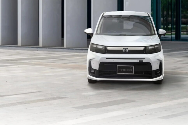 Ở phía sau, xe được trang bị phần cản mới được mở rộng phù hợp với bộ khuếch tán giả và chi tiết này được nối với cánh lướt gió trên mui và decal màu đen trên cửa sau. Chiếc Minivan sử dụng hệ thống treo hạ thấp giúp đem đến một diện mạo thể thao hơn.