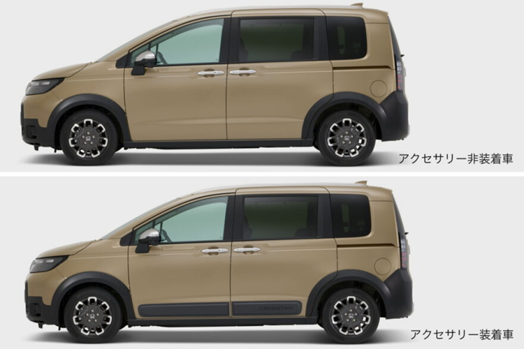 Phiên bản Honda Freed cao cấp Crosstar cũng được trang bị gói nâng cấp với dòng chữ Mugen màu đen tinh tế hơn xuất hiện trên mui xe, mặt trước và cửa sau của xe được trang bị phần decal tinh tế.