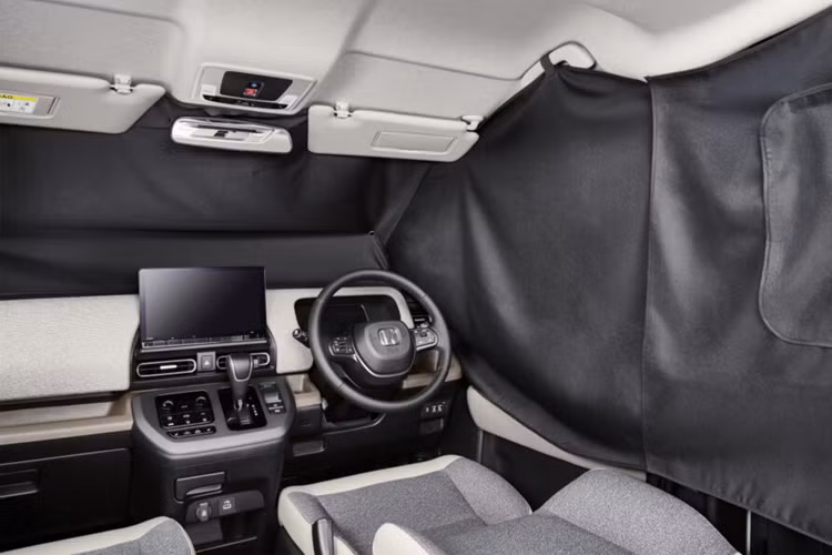 Trong khi gói nâng cấp vẫn đang được phát triển, những bức ảnh chính thức đã cung cấp một cái nhìn thoáng qua về phong cách thể thao hơn của Freed trên chiếc Air, đặc biệt là mang đến một diện mạo táo bạo hơn.