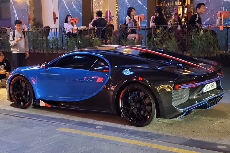 Chiếc xe vẫn được trang bị động cơ W16 dung tích 8.0L, công suất 1.500 mã lực và mô-men xoắn 1.600 Nm. Phiên bản này có giá cao hơn khoảng 400.000 USD so với chiếc Bugatti Chiron tiêu chuẩn.