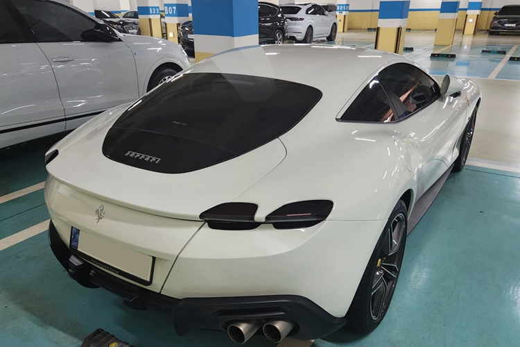 Tại Hàn Quốc, Ferrari Roma khá được ưa chuộng với nhiều tùy chọn màu sắc ngoại thất khác nhau. Trái tim của chiếc xe là khối động cơ V8 tăng áp kép dung tích 3.9L, công suất tối đa 620 mã lực và mô-men xoắn cực đại 760 Nm.