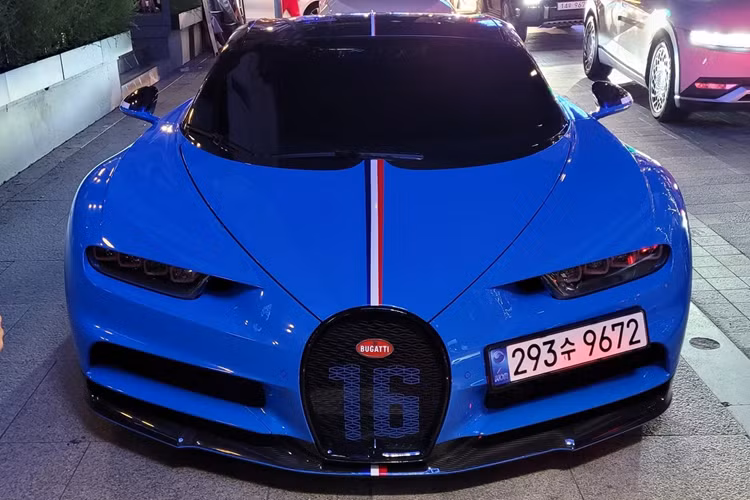 Ngoại thất của chiếc Chiron Sport mang màu xanh French Racing Blue cùng các chi tiết màu xám Grey Carbon. Họa tiết quốc kỳ Pháp có thể được tìm thấy trên nắp capo, cản trước, ốp gương chiếu hậu, hông xe...