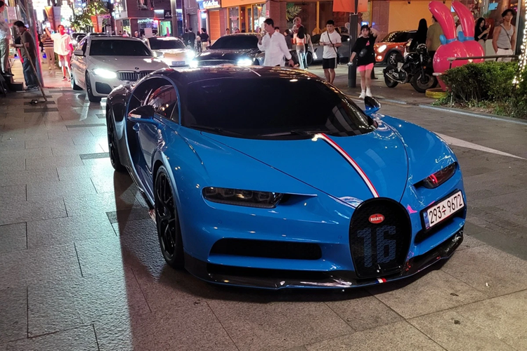 Có giá trị hơn 4 tỷ won (hơn 3 triệu USD) là chiếc Bugatti Chiron Sport độc nhất tại Hàn Quốc. Đây là phiên bản nâng cấp nhẹ của mẫu hypercar Chiron, ra mắt vào năm 2018.