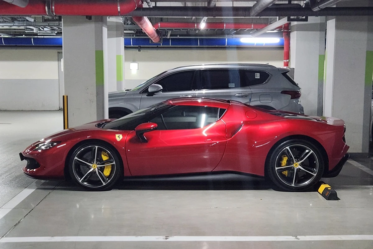 Động cơ V6 twin-turbo 663 mã lực kết hợp cùng động cơ điện 167 mã lực, giúp 296 GTB có công suất cực đại 830 mã lực. Chiếc xe có khả năng tăng tốc 0-100 km/h trong 2,9 giây, trước khi đạt vận tốc tối đa 330 km/h.