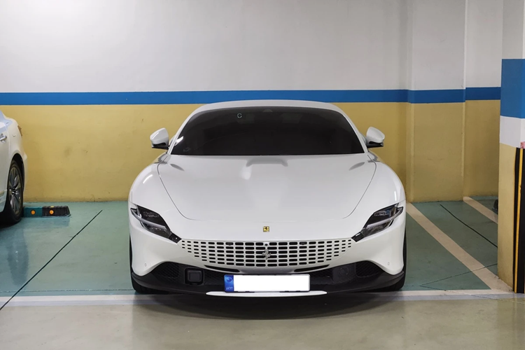 Ferrari Roma có mức giá khởi điểm khoảng 293 triệu won (hơn 220.000 USD). Mẫu xe này cũng được phân phối chính hãng tại Việt Nam với giá gần 21 tỷ đồng.