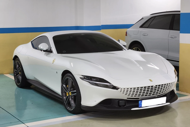 Trong dàn siêu xe bị bắt giữ này có cả một chiếc Ferrari Roma, đây là mẫu xe nhập môn với thiết kế grand tourer. Roma là sự thay thế cho mẫu Ferrari Portofino, vốn đã dừng sản xuất vào đầu năm 2023.