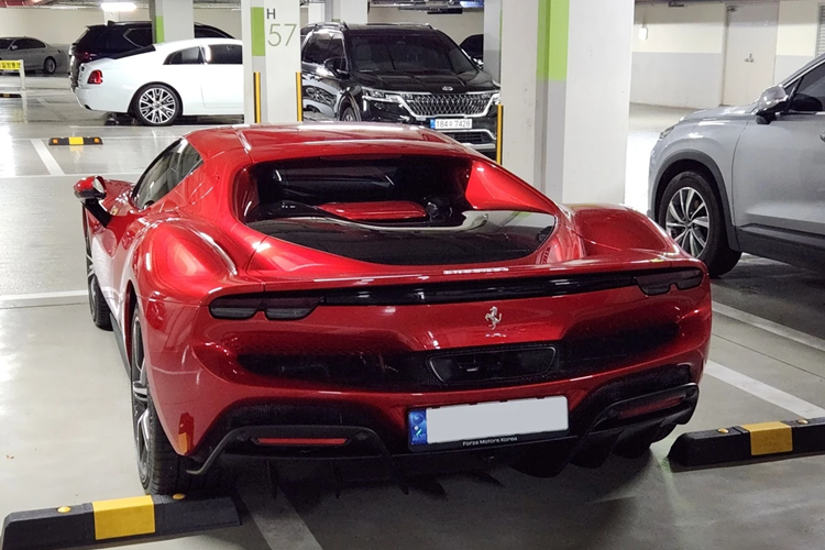 Tại Hàn Quốc, mẫu xe này có mức giá khoảng 400 triệu won (hơn 300.000 USD). Ferrari 296 GTB và 296 GTS được phân phối chính hãng tại Việt Nam với mức giá hơn 21 tỷ đồng và 23 tỷ đồng.